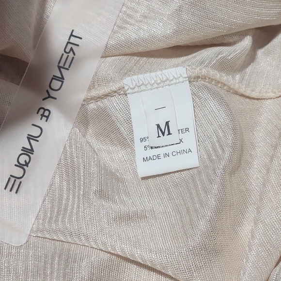 NWT TRENDY & UNIQUE SIZE M. JUMSUIT IN GOLD . - Picture 5 of 12